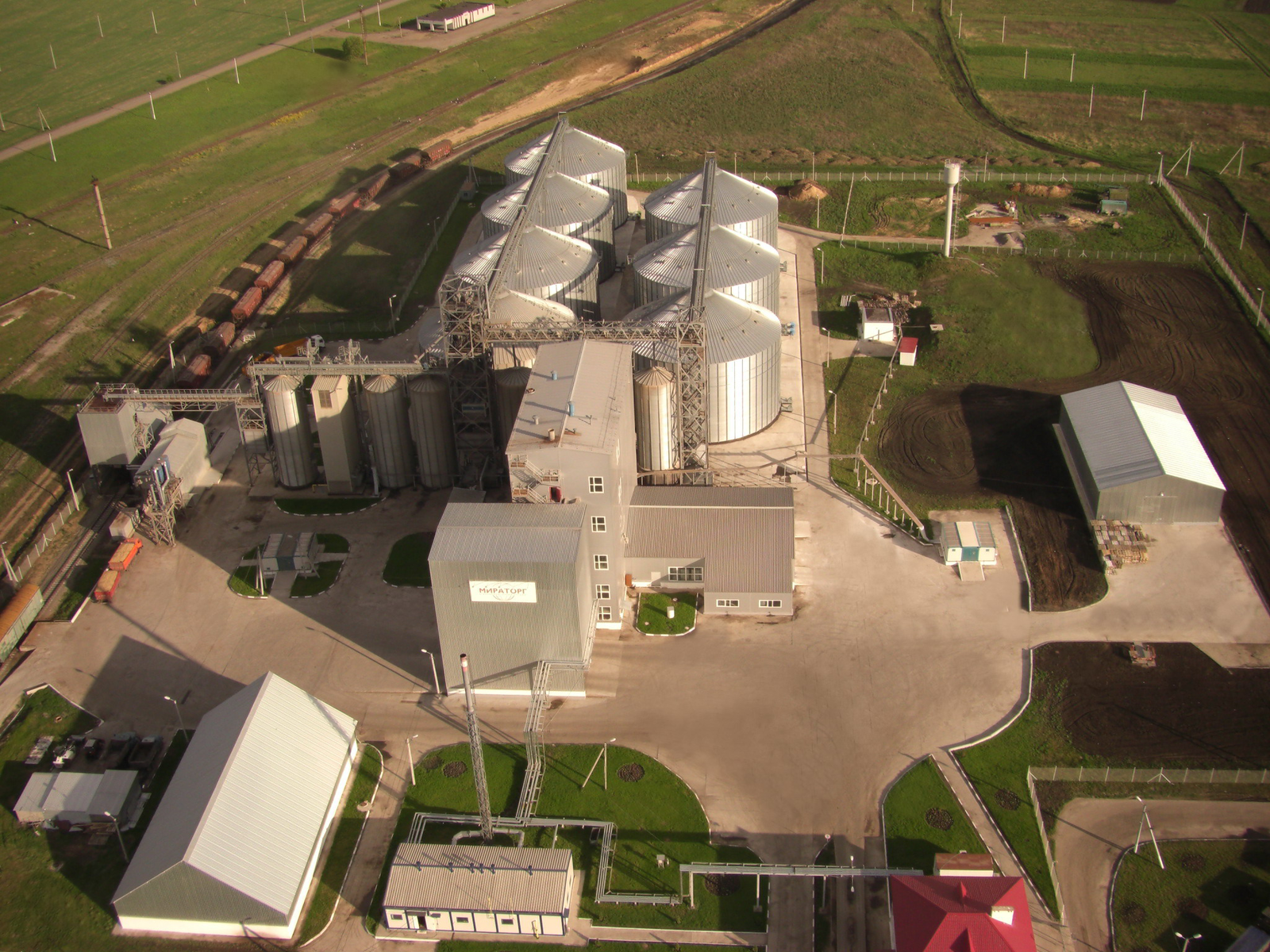 The company's first feed mill, located in the Ivnyanskom region, was launched in 2007, the fourth - in the Bryansk region - was put into operation in 2014. [Photo: Miratorg]