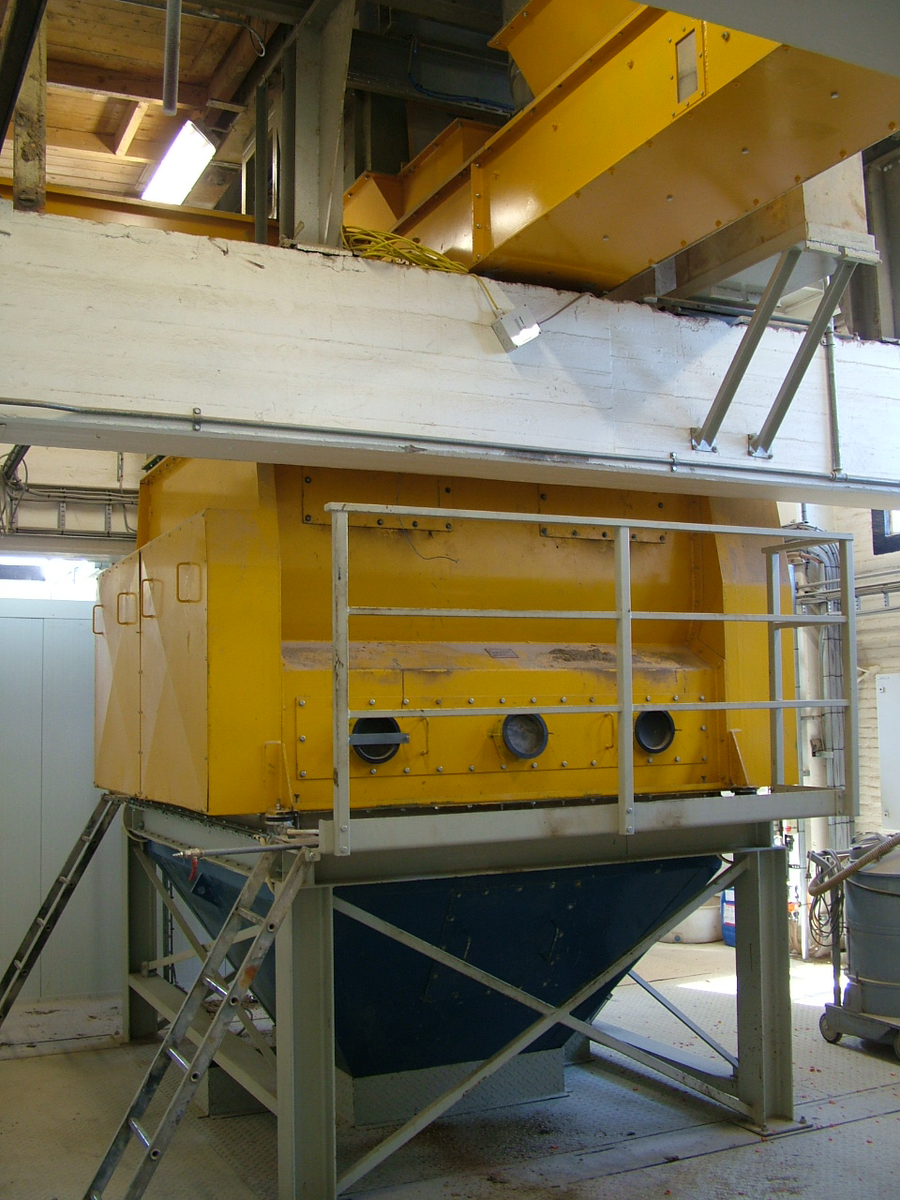 Pavo receives all ingredients pre-processed and only mixes these in the right quantities to obtain an appealing mixture. The mixer as such is the core of the processing plant.
