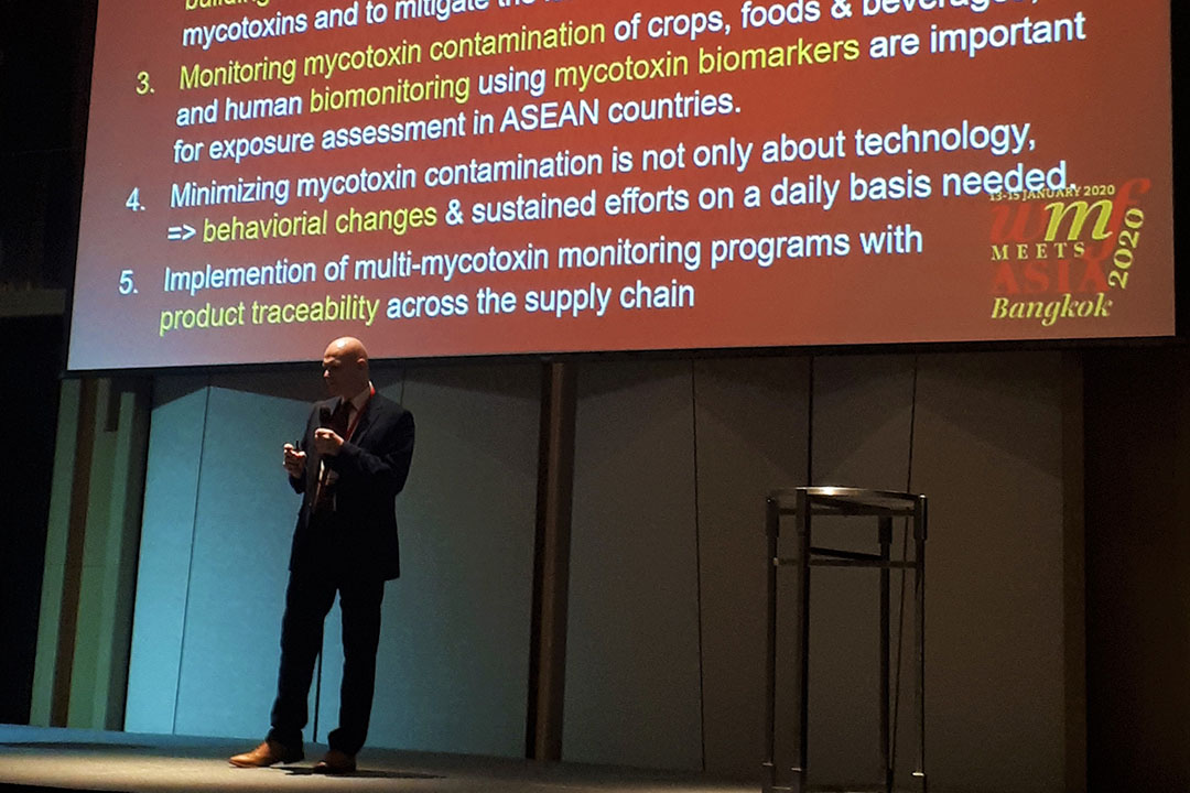 Prof Chris Elliott, Queen s University, Northern Ireland, presenting the top 5 answers learned. Photo: Marieke Ploegmakers