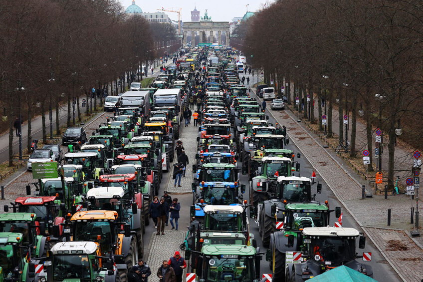 German farmers protest with tractors against the planned cut of vehicle tax subsidies in Berlin. Photo: Christian Mang