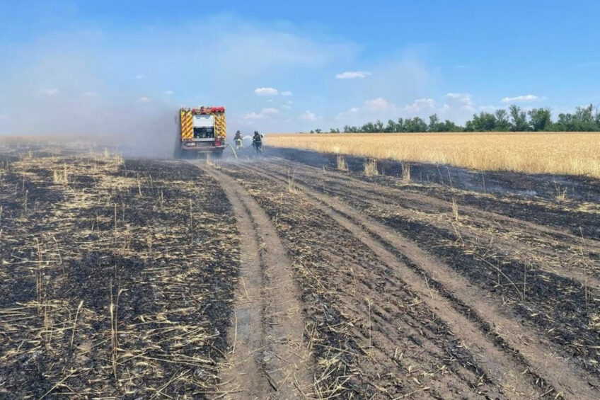 Emergency services that tried to put out the flames in the fields were also attacked by drones. Photo: Ukraine farmers
